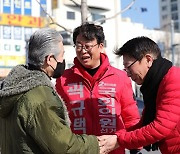 영화 ‘친구’ 곽경택 감독, 동생 곽규택 예비후보 지원 유세