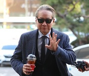 선글라스 끼고 커피 든 의협 간부…경찰 출석 패션 눈길