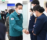 軍병원 응급실 이용 민간인 누적 172명…민간병원 군의관 파견 검토