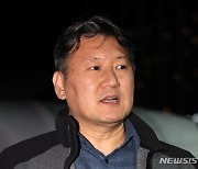 질문에 답하는 김창수 전국의대교수협의회장