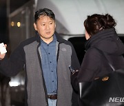 질문에 답하는 김창수 전국의대교수협의회장