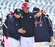 한유섬, 최항과 박승욱 꼭 껴안으며 [사진]