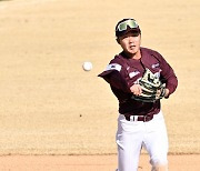 고영우, '송구실책으로 출루 허용' [사진]