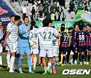 전반 보아텡 퇴장 전북, 수원FC와 1-1 무승부 [사진]