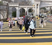 초교 앞 폭 35ｍ짜리 대형 횡단보도 등장한 ‘이 도시’···“아이들 생명 지켜요”