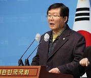 설훈 “文, 당 위중해지면 그냥 있겠나…꾹꾹 참고 있을 것”