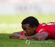 작년에 수술했는데…복귀 실패→'시즌아웃 확정' 맨유 LB, '0경기' 시즌 마무리