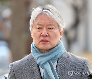 노환규 前의협 회장 경찰 출석…"전공의 단체와 접촉 없었다"