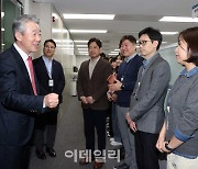 [포토] 직원들과 소통하는 강호동 농협중앙회장