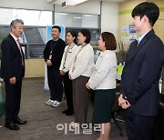 [포토] 강호동 농협 회장, 첫 출근 직원들과 소통