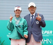 [mhn포토] 김재희 '우승 축하해주는 김정태 회장, 하나에요'