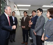 직원들과 첫 출근 인사하는 강호동 농협중앙회장