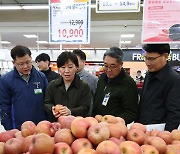 과일 가격 살피는 송미령 장관