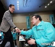 홍영표 손잡고 이끄는 이낙연 대표