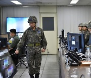 적 공중도발 위협과 대비계획 보고받는 김명수 합참의장