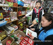 잘나가던 학교 매점…애들 줄어 재미없네