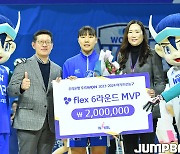 [JB포토] 우리은행 박지현 '6라운드 MVP 시상'