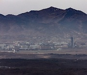 “개성공단 출퇴근하는 대형버스 포착”...북한, 공장 계속 돌리고 있었나