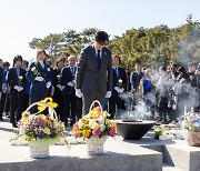 조국 조국혁신당 대표, 노무현 대통령 묘역 찾아 참배