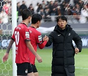 선수들 격려하는 FC서울 김기동 감독