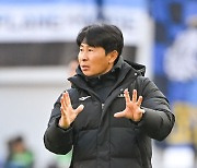 작전 지시하는 FC서울 김기동 감독 [사진]