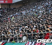 꽃샘추위 불구 축구 보기 위해 모인 FC서울 홈팬들 [사진]