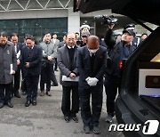 ys부인 손명순 여사 발인 '묵념하는 김현철 이사장'