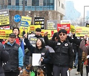 농식품부 앞 기자회견 갖는 반려견 훈련지도사들