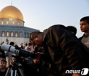 [포토] 알아크사 사원에서 초승달 관측하는 신자들