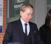 미소 보이며 나서는 주수호 의협 홍보위원장