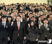 윤 대통령, 착공식 참석자들과 기념촬영