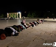 [포토] 라마단 기도 올리는 신자들