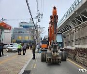 자전거 타다 넘어진 70대 남성, 포크레인에 치여 사망