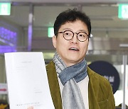 피프티 피프티 소속사 대표, 전 멤버들이 주장한 배임 '무혐의'