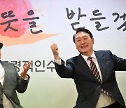 “건국전쟁 보고 울어” 김흥국, 박정희·육영수 다큐영화 만든다