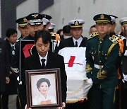 故 손명순 여사 발인...김영삼 전 대통령 묘역에 합장