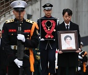 한덕수 “손명순 여사는 YS의 큰 버팀목, 하늘에서 만나 행복하시길”