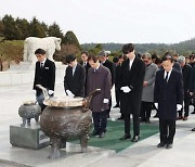 [포토]KAIST, 새 학기 맞아 국립대전현충원 국가사회공헌자 묘역 참배