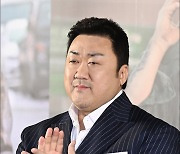 [MD포토] 마동석, '묵직한 박수'