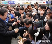 시민들에게 인사 하는 이재명 대표