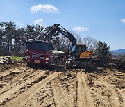 [보도 후] 고덕IC 옆 야산의 수상한 폐기물,  6일 만에 전량 수거