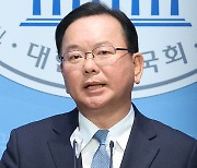 “親文·親明 버리자. 윤 정부 무능·폭주 심판해야”…김부겸, 공동선대위원장 수락