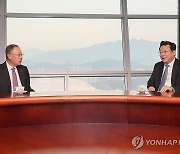 류진 회장, 저출산고령사회위원회 부위원장 면담