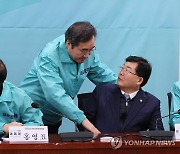 설훈 의원과 악수하는 이낙연 공동대표