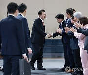 윤석열 대통령, 강원 수열에너지 클러스터 착공식 참석자와 인사