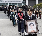 고 손명순 여사, 김영삼 전 대통령 묘역으로