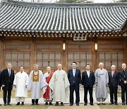 尹 "의료개혁 성원 큰 힘이 돼"…종교계 "집단행동에 국민 고통"(종합)