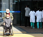 "그럼 수술은 어떻게"…의대 교수 `집단 사직` 엄포에 떠는 환자들