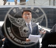 소환조사 출석하며 입장 내놓는 임현택 대한소아청소년과의사회장