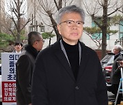 경찰 소환조사 출석하는 김택우 의협 비대위원장